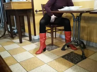 MILF got her crossed legs orgasm in cafe