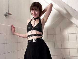 Teenage-girl pees into her shower LisaLangen