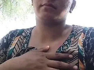Horny Desi Bhabhi Showing Her Boobs In Outdoor Public Park