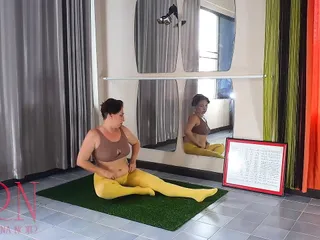 Regina Noir. Yoga in yellow tights in the gym. A girl without panties is doing yoga. Cam 2