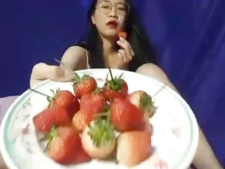 Amateur homemade Asian nude masturbate eat strawbery 3