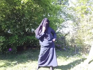 Muslim in burqa and stockings &ndash; flashing outdoors