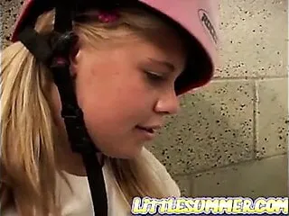Little Summer loves fingering pussies in public