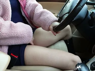 The Depraved Milf Went Out of Town to Masturbate Her Pussy in the Car.