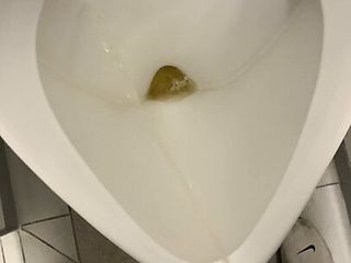 Extrem Pee at work 