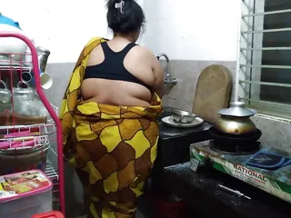 Kitchen Me Saree Pahana Desi Hot Aunty Ki Chudai - (55 Year Old Tamil Aunty Fucks In The Kitchen)