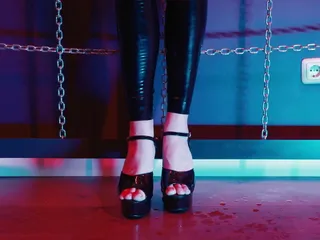Slave Girl in Latex Catsuit in Electro-shock-heels