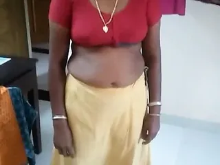 Malayali hot aunty in a saree shows her nude body to neighbor