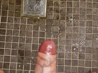 Quick masturbation in the gym showers