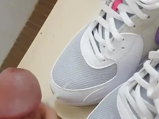 Quick cum on girl down the streets nikes