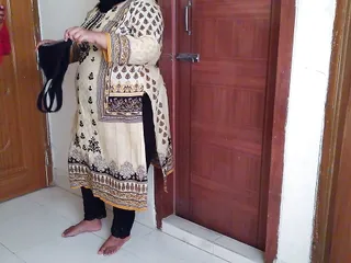 Red Color Bra bechne vale ne Tamil hot aunty ko chodne par majbor kiy (Indian sexy aunty fucking with bra seller) CumSho