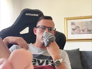 Cute German twink jerks off and cums on his feet (Only for feet lover) 