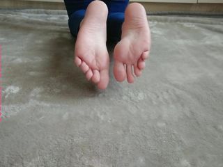 My Stinky, Sweaty And Very Wrinkled Soles Make You Want To Cum Instantly 