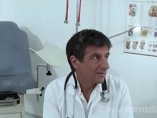 Doktor pisst Patientin voll