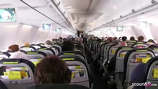 Deutsche MILF zeigt riesige Titten im Flugzeug und fährt in den Urlaub