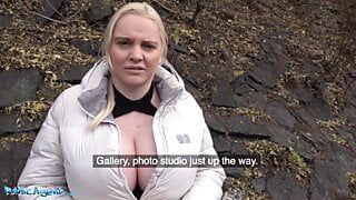 Un agent public baise les énormes seins de la blonde Jordan Pryce