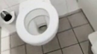 J'ai fait un gâchis accidentel dans les toilettes publiques, veux-tu le nettoyer pour moi?