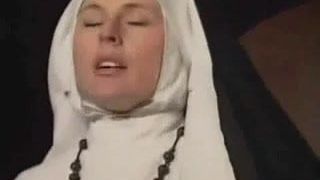 La nonne dans la boîte du confessionnal