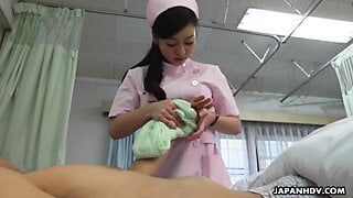 Japanse verpleegster, Maria Ono zuigt aan een lul, ongecensureerd