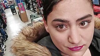Горячая девушка в публичном магазине трахается с мокрой киской с огромным дилдо