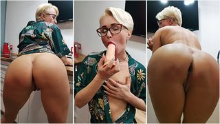 Milf seduces with her gorgeous ass