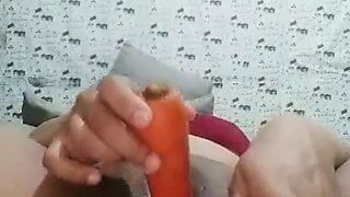 Jannat Mirza, fille musulmane en hijab, se masturbe avec un concombre