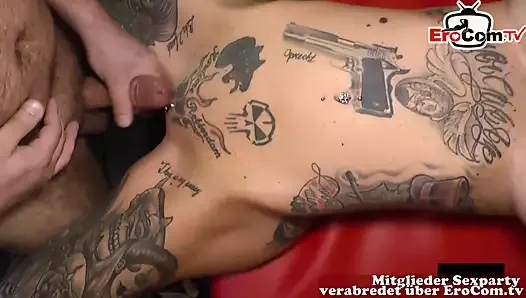 Creampie-Sperma-Tattoo-Schlampen bei deutscher Gangbang-Party