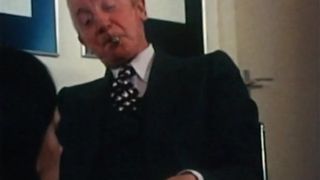 Táta šéf kouřící doutník kouří péro od sekretářky