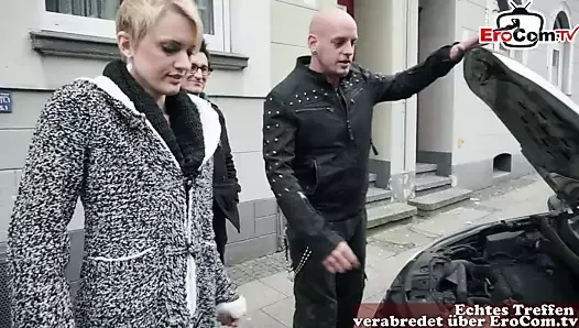 Deutsche dumme Blondine für Double Vaginal auf der Straße aufgegabelt