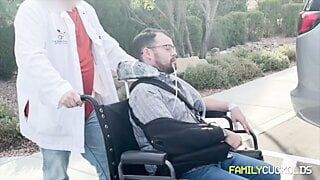 Cuckold-echtgenoot probeert vrouw te verlaten en belandt in een rolstoel