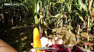 Lara Cumkitten - две возбужденные початки на кукурузном поле