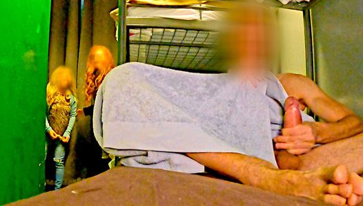 Hostel-Abenteuer: In einem Hostel-Zimmer finde ich eine halbnackte Schlampe und wichse meinen Schwanz vor ihr