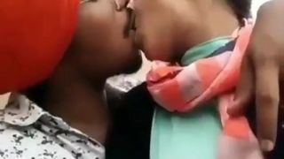 Behen ko pura choos gaya brother sister kissing
