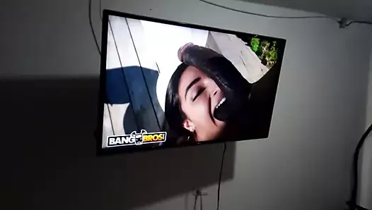 Моя сводная сестра обожает сниматься на видео, мастурбируя за просмотром порно по телевизору - она настоящая колумбийская латинская шлюшка в США