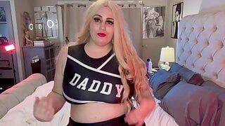 Fat tóc vàng cheerleader masturbates vì cha