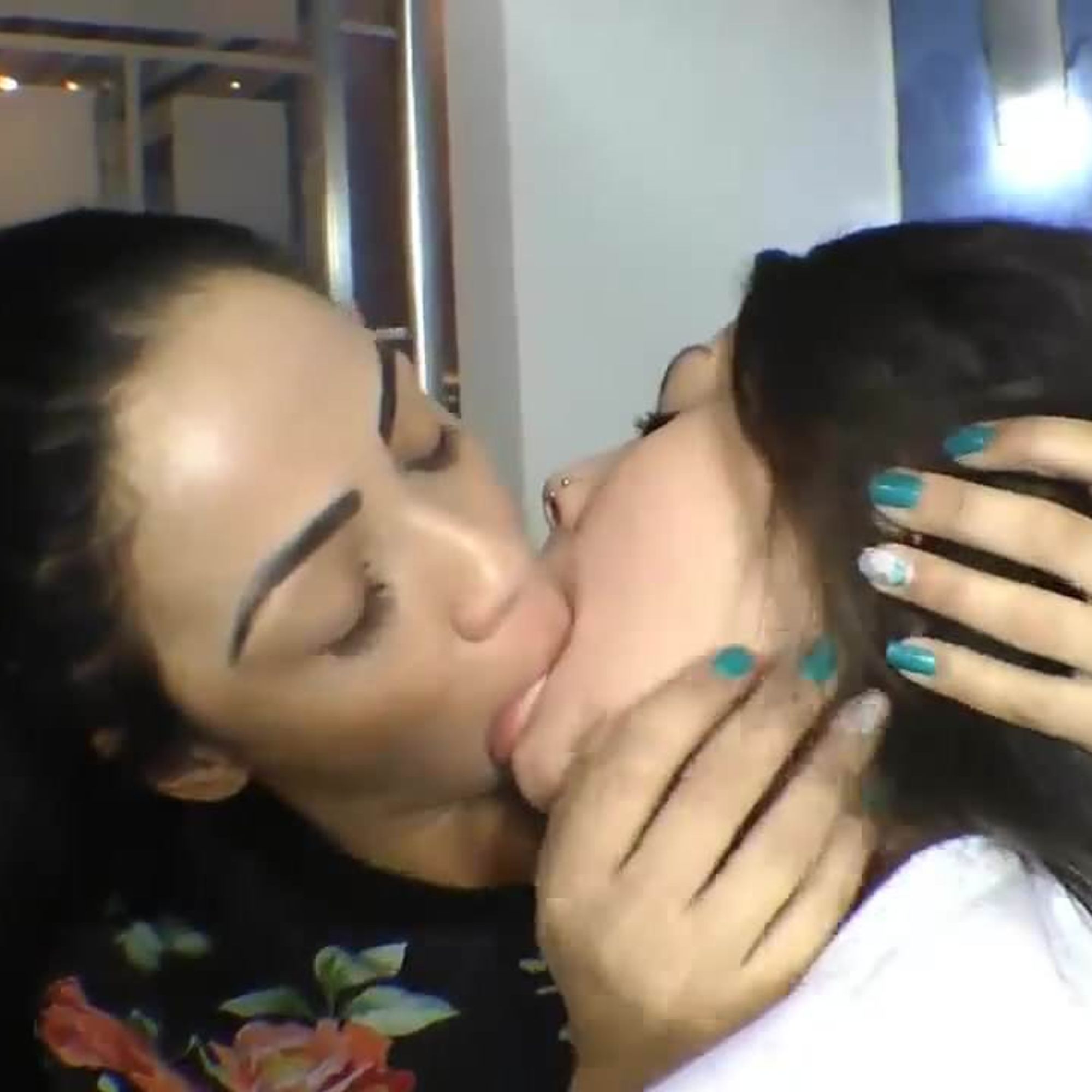 лесби целуются в перископе фото 103