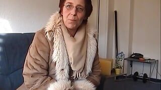 Возбужденная немецкая бабушка ублажает член ее киской и ртом в видео от первого лица