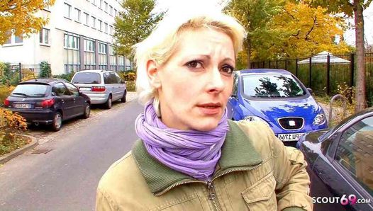 Schüchterne deutsche Hausfrau auf der Strasse zum Porno Casting mitgenommen
