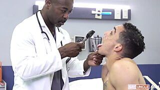 医生录像带 - 变态医生殴打没有经验的病人，并在骑乘他的鸡巴时让他射精