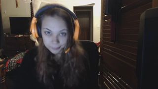 Webcam Girl Flashes Her Body