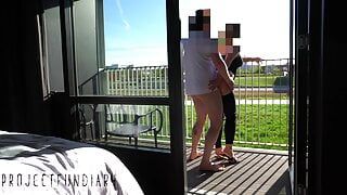 Рискованный секс на публичном балконе с наблюдающими людьми - ProjectSexdiary