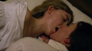 Знаменитость Kate Winslet в лесбийском секс-сцене в аммоните