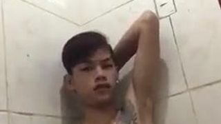 pinoy twink JO in bathroom for cam (1'49'')