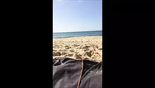 mature à la plage devant voyeur