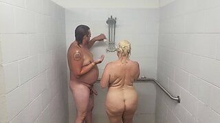 Муж и жена принимают душ с быстряком.