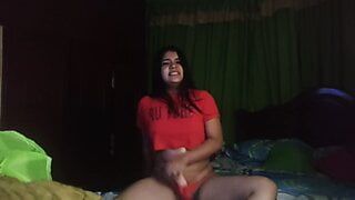 Tecno девушка танцует и двигает своей задницей