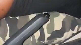 印度司机在车里操一个沙特女孩，并告诉他把他的鸡巴扔进她的大屁股