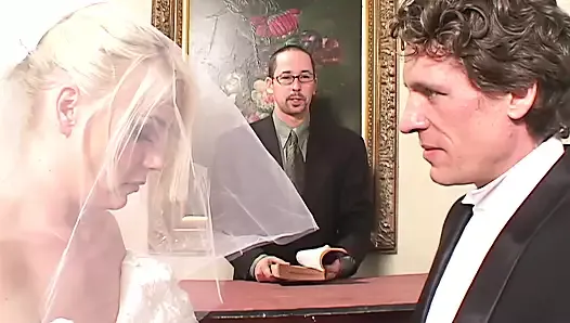 Un mari pervers laisse sa femme nouvellement mariée se faire baiser par deux inconnus en latex