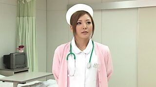 Горячую японскую медсестру отшпилила на больничной койке возбужденная пациентка!