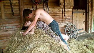 Le jeune fermier se fait séduire et baiser par son patron